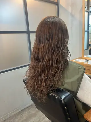 ロング パーマ 栗本 陽香/顔周りレ イヤー/透明感カラーのヘアスタイル