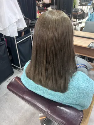 ミディアム カラー mizuki THREE（A）のヘアスタイル