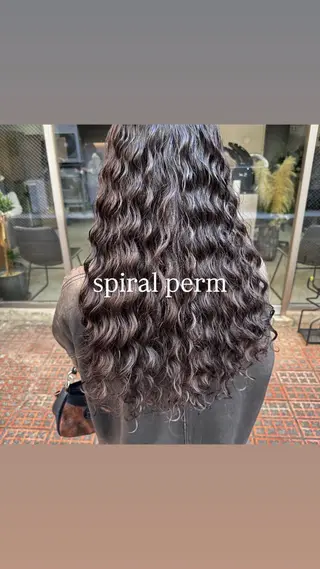 ロング パーマ 透明感カラー スパイ ラルパーマ/ 育斗のヘアスタイル