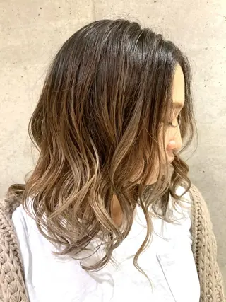 ミディアム カラー ハイライトが 得意なニキです😊のヘアスタイル