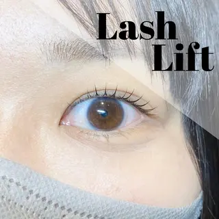 ショート カラー ネイル マツエク・マツパ GO TODAY SHAiRE SALON 新宿Ciel店所属・似合わせまつ毛🫧 さくら🌸のマツエク・マツパデザイン