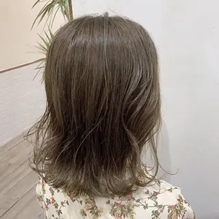ミディアム ブリーチなしカラー/ 顔周りレイヤーカットのヘアスタイル