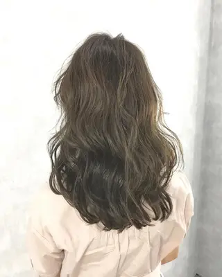 セミロング カラー TOMOYAレイヤー ブリーチ縮毛矯正のヘアスタイル