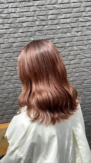 セミロング デザインカラー🏝️ 須賀汐音のヘアスタイル