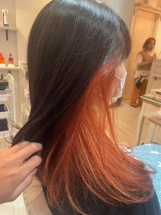 セミロング カラー HATSUMEI 勅使瓦　祥のヘアスタイル