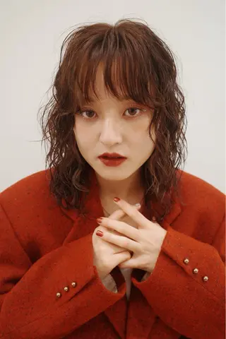 ミディアム パーマ 暖色、透明感カラー/ 花🌼のヘアスタイル