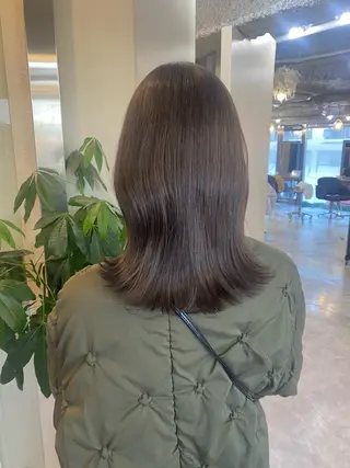 ミディアム カラー ヤスザトアヤノ ／レイヤー／オリーブのヘアスタイル