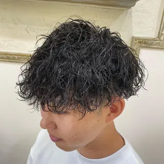 パーマ メンズ 三ノ宮フェザーパーマ 蕃本 啓利のヘアスタイル