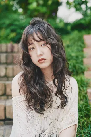 ロング パーマ 岡田 知佳のヘアスタイル