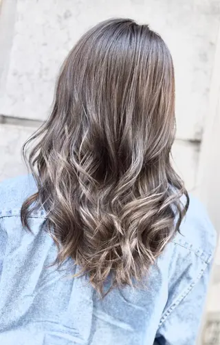 セミロング カラー ヘアアレンジ MiU所属・韓国×髪質改善×美髪 縮毛矯正×レイヤーのヘアスタイル