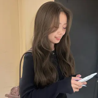 セミロング カラー ayumi / 中明度カラーのヘアスタイル