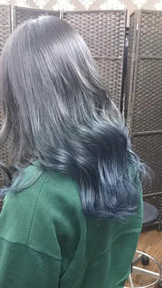 ロング カラー ヤナ マネージャーのヘアスタイル