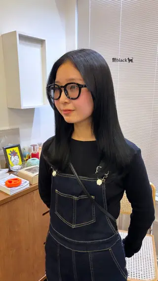 セミロング カミヤマ シオリのヘアスタイル