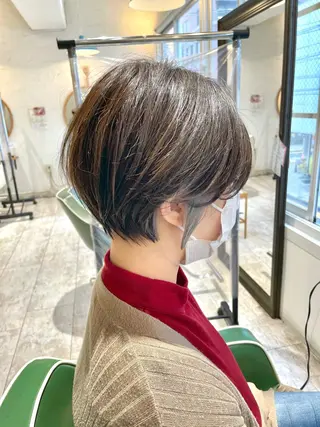 ショート esse大阪茶屋町店所属・レイヤーカット 新井田陽寿のヘアスタイル