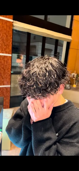 ミディアム パーマ メンズ 心斎橋/メンズパーマ ブリーチ/ハイトーンのヘアスタイル