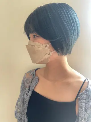ショート カラー 三浦 瑠璃のヘアスタイル