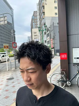 パーマ メンズ 岡田 拓真のヘアスタイル