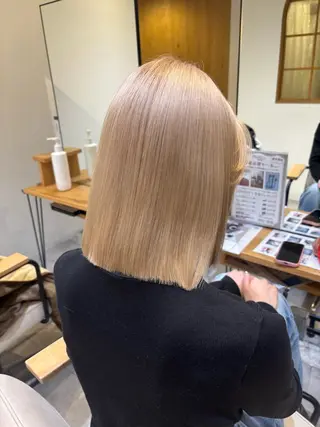 ミディアム カラー 肌に馴染むハイトーン /ミルクティーカラーのヘアスタイル