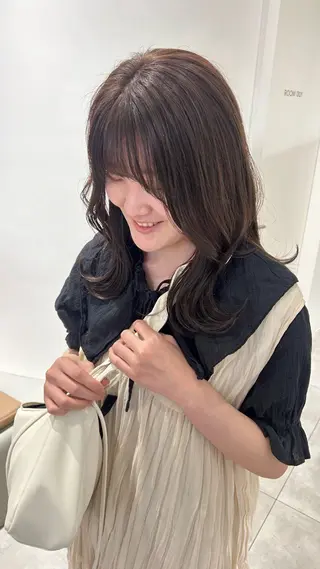 ミディアム カラー オリーブベージュ/ ブリーチなし透明感のヘアスタイル