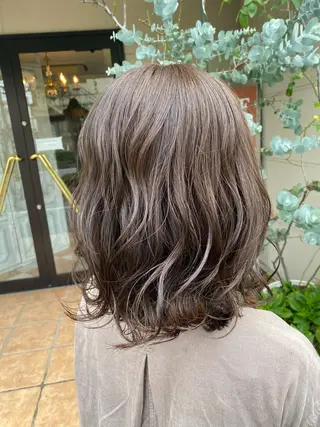 ミディアム 三好 美里のヘアスタイル