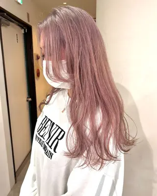 ロング カラー RAIMA ハイトーン/ベージュのヘアスタイル