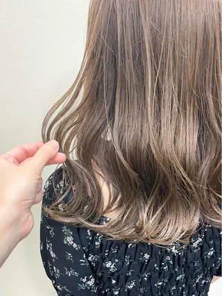 ロング カラー 沢田 瞳のヘアスタイル