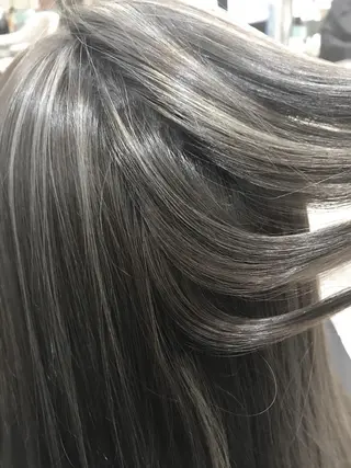 カラー 嶋村夏実🌼レイヤー 🌸白髪ぼかしのヘアスタイル