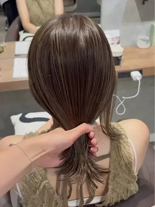 ミディアム 細めハイライト🩶 レイヤーカット　穂積のヘアスタイル