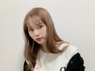 セミロング カラー ANNA /艶髪/ハイトーンのヘアスタイル