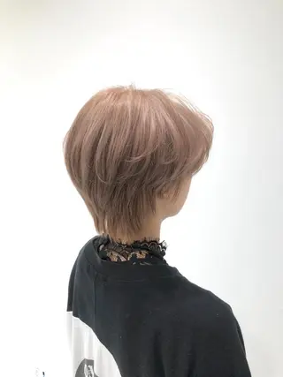 ショート カラー Kro ハイトーン×ブリーチのヘアスタイル