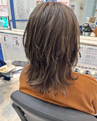 セミロング カラー 86futureshair所属・岡田 麻矢のヘアスタイル