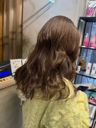 セミロング カラー ミルクティー× グレージュMOMOのヘアスタイル