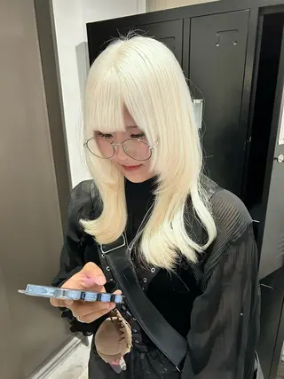 セミロング 透明感カラー &ハイトーンカラーのヘアスタイル