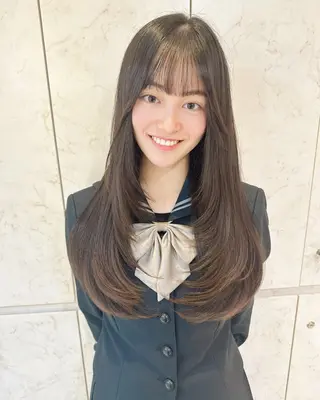 ロング Akane レイヤー/艶カラーのヘアスタイル