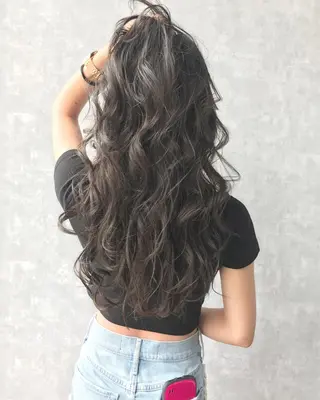 セミロング カラー TOMOYAレイヤー ブリーチ縮毛矯正のヘアスタイル