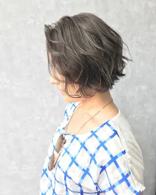 ショート カラー TOMOYAレイヤー ブリーチ縮毛矯正のヘアスタイル