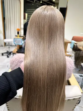 カラー 肌に馴染むハイトーン /ミルクティーカラーのヘアスタイル