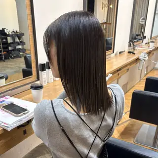 ミディアム カラー mina / 透明感ベージュカラーのヘアスタイル