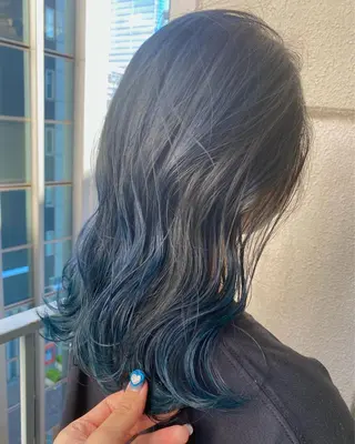 ロング カラー 梅田ハイトーン チダ ヒナノのヘアスタイル