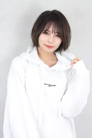 ショート esse大阪茶屋町店所属・レイヤーカット 新井田陽寿のヘアスタイル