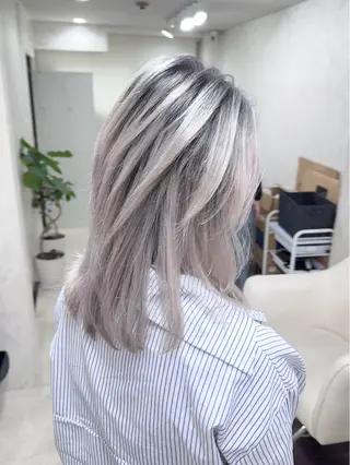 ロング 前髪カット🩶レイヤ ー🩶ハイトーン🩶のヘアスタイル