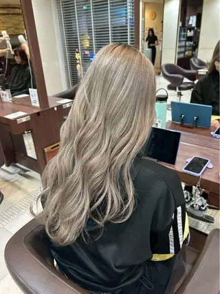カラー 飯田 朱理のヘアスタイル