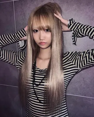 ロング AIRA/ブリーチ ‪/透明感カラーのヘアスタイル