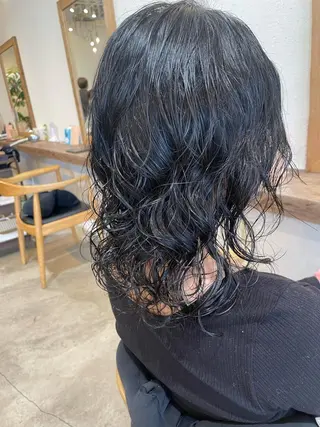 ミディアム パーマ Takanishi くすみベージュカラーのヘアスタイル