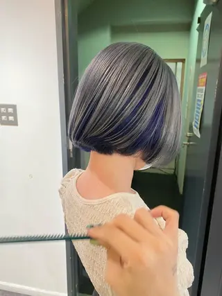 ショート カラー 梅田ハイトーン チダ ヒナノのヘアスタイル