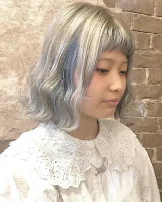 ミディアム カラー ブリーチ、パーマ 西部笑のヘアスタイル