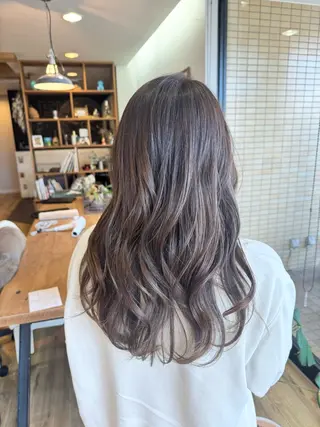ロング カラー ツキダテ ユイのヘアスタイル