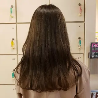 セミロング 岡田 奈々のヘアスタイル