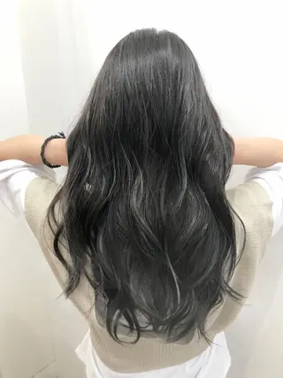 セミロング 白いハイライト🤍 タナカリョウスケのヘアスタイル