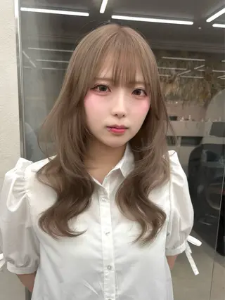 ミディアム カラー ヘアアレンジ ふみか🎀 ベージュカラーのヘアスタイル